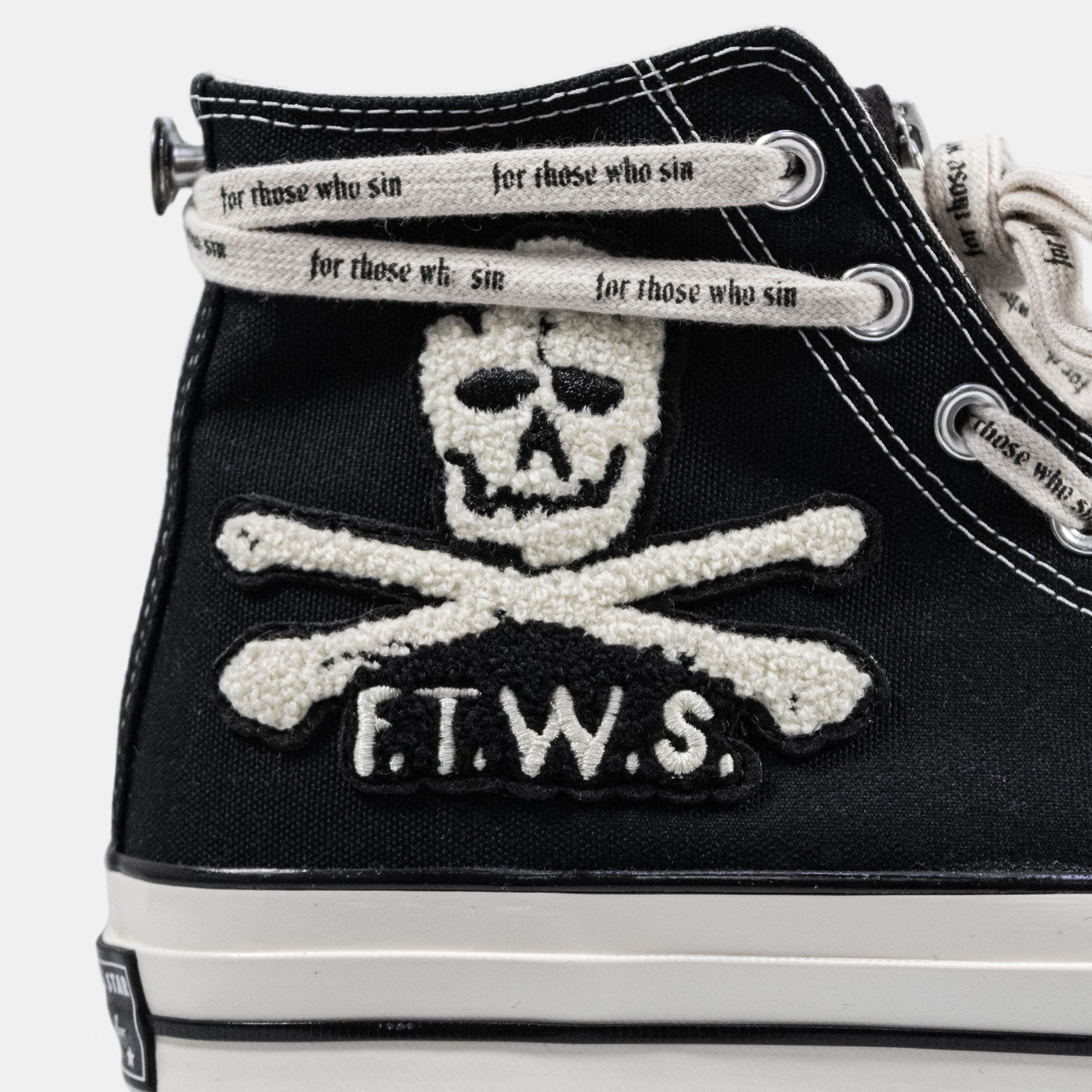 LOGO LACES