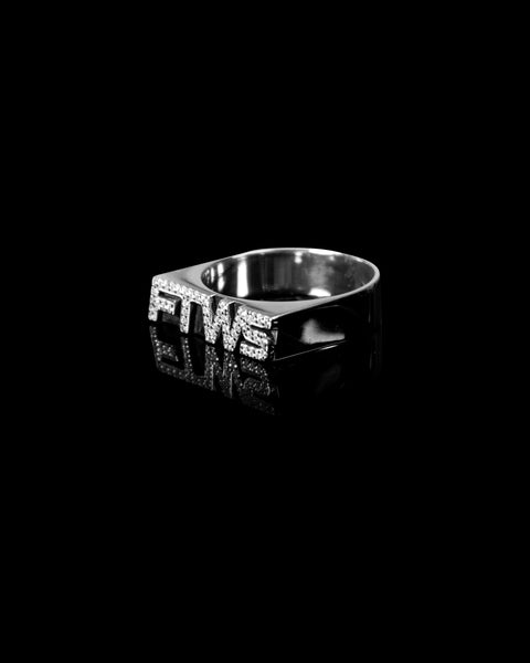 Ring.☆.。.:*・° Diamond (0.33 CT) Line Parallel with Classic Signature Lois